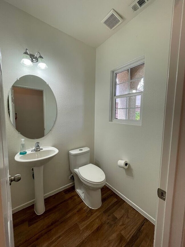 Building Photo - Mountains Edge - 2 Story 3 Bedroom Home wi...