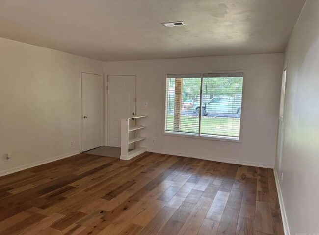 Building Photo - 128 Hiawatha Dr