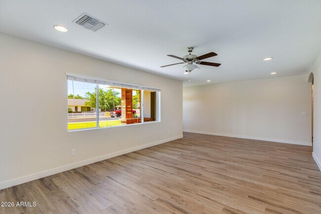 Building Photo - 5002 E Mitchell Dr