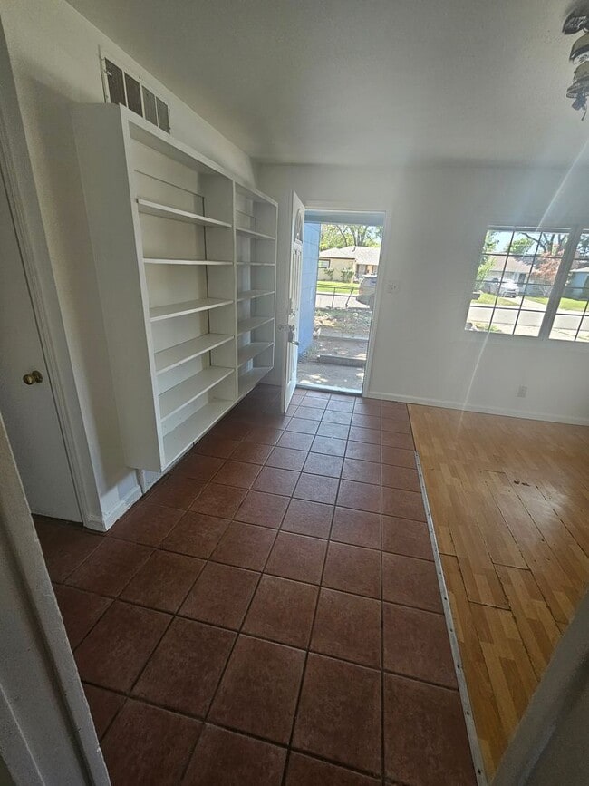 Building Photo - Charming 3 bedroom cottage