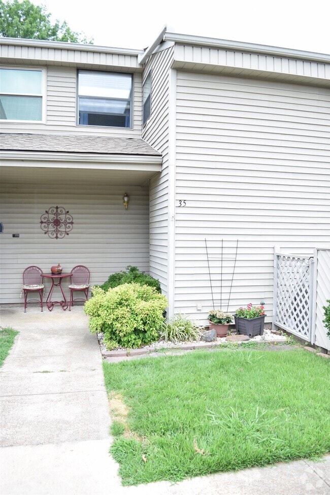 Building Photo - 135 Hillview Dr