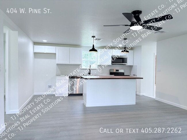 Building Photo - 404 W Pine St