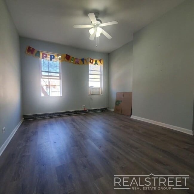 Building Photo - Large 2BR Railroad Apartment with EIK and ...