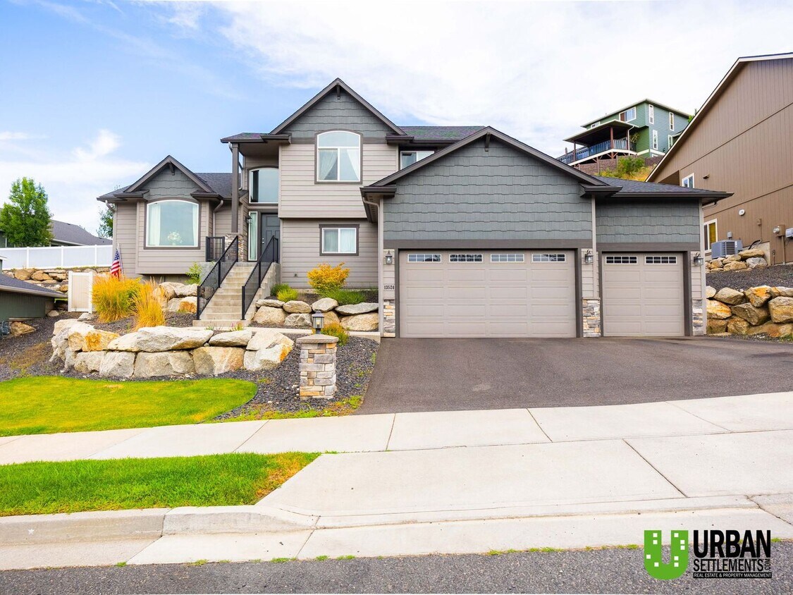 Foto principal - Modern Split-Level Home with Gourmet Kitch...