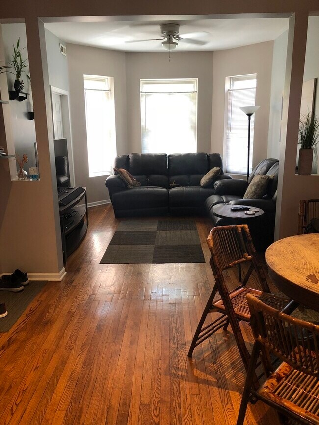 Foto del edificio - 1329 N Artesian Ave