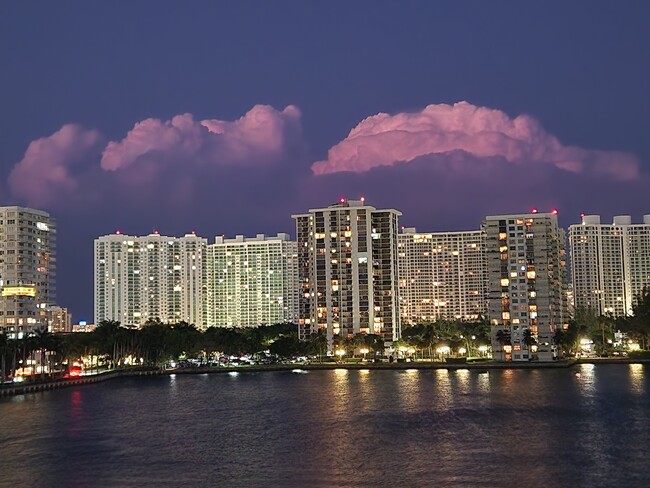 Vista de la ciudad de noche - 18081 Biscayne Blvd