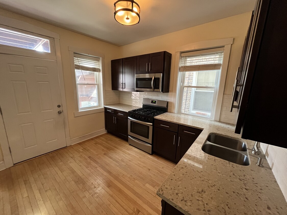 Primary Photo - 5849-1 N Maplewood Ave