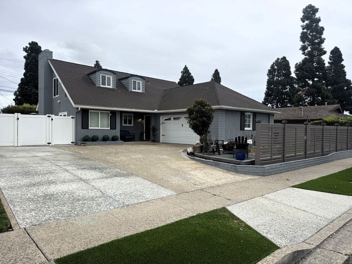 Foto del edificio - Coming Soon! 5 Bedroom Gorgeous Home in Garden Grove