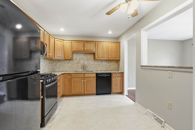 Foto del edificio - 472 Hillside Dr