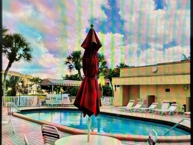 Foto del edificio - 8225 Sunrise Lakes Blvd