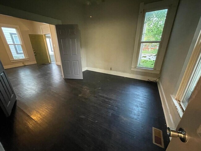 Building Photo - 2 Bedroom 1 Bath House near downtown