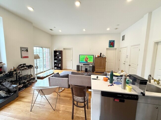 Building Photo - 409 Dudley St