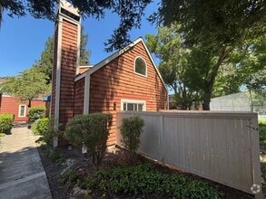 Building Photo - 2516 Lakeview Dr