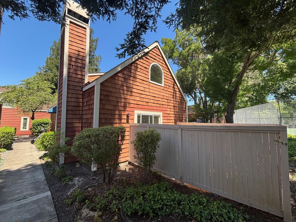 Foto principal - Updated 3 bedroom 2 bathroom Bennett Valle...