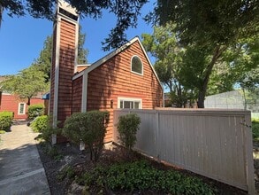 Building Photo - 2516 Lakeview Dr