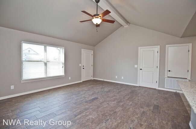 Building Photo - 3 br, 2 bath House - 240-A Commercial