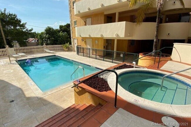 Foto del edificio - 8888 Collins Ave