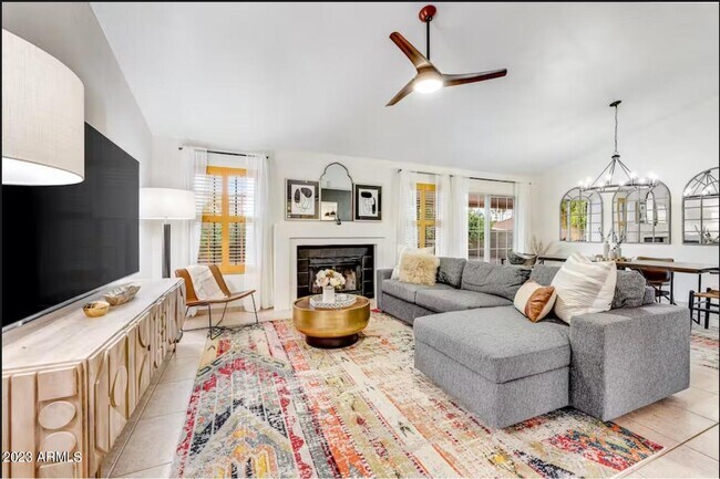 Foto del edificio - 5801 E Paradise Ln