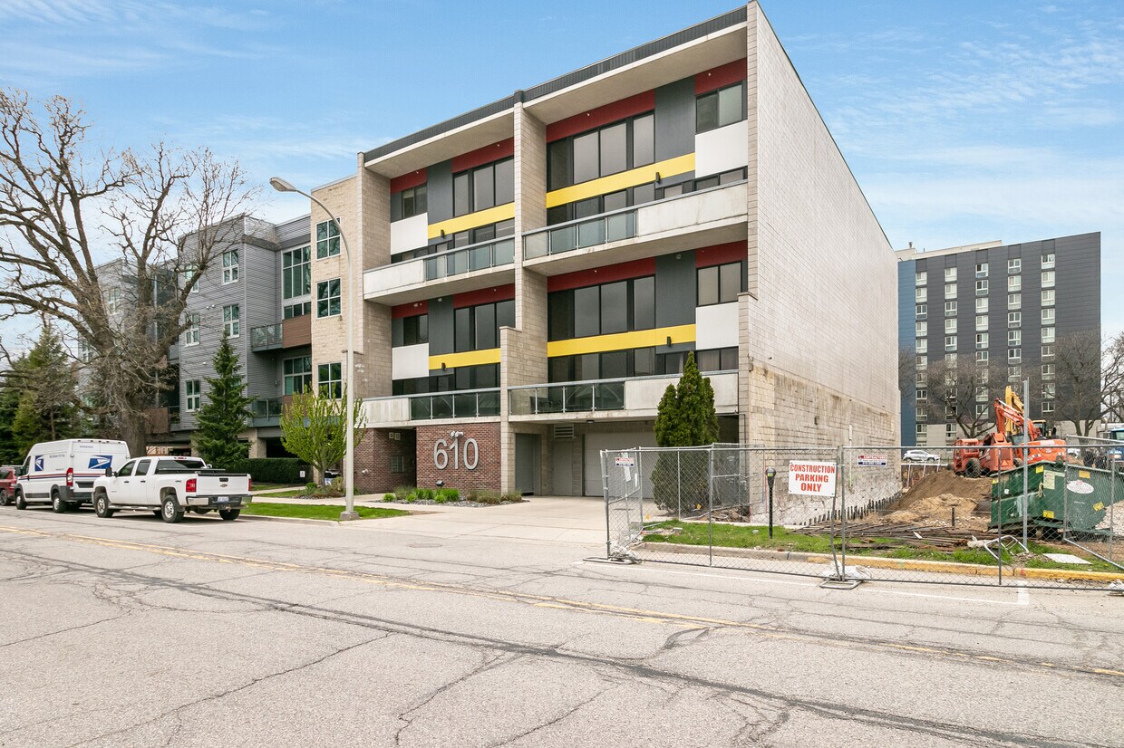 Foto principal - 610 S Troy St