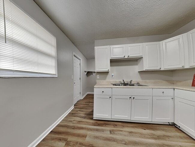 Building Photo - 2318 Burpee Dr W