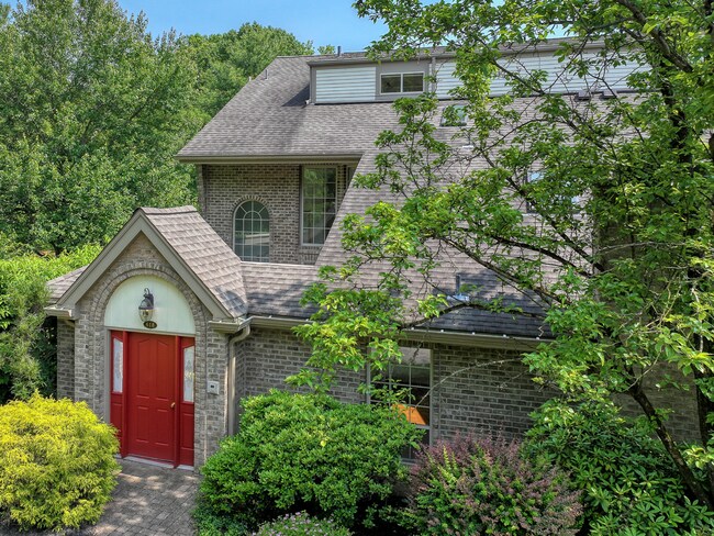 Foto del edificio - Fox Chapel Luxury Townhome, 4 Bedrooms, 3.5 Bathrooms, 3 Care Garage, Finished Basement.