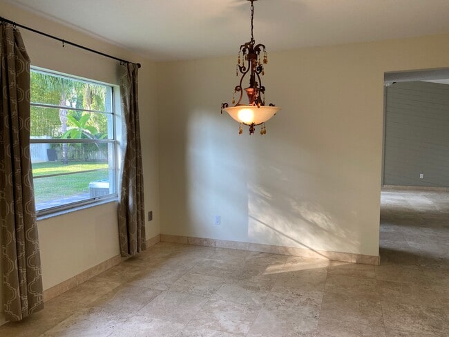 Building Photo - 521 Riviera Dr