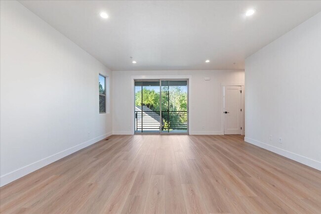 Building Photo - BRAND NEW 3 bed 3.5 bath townhouse