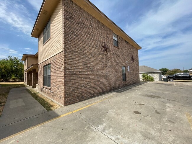 Building Photo - 904 Clairidge Ave
