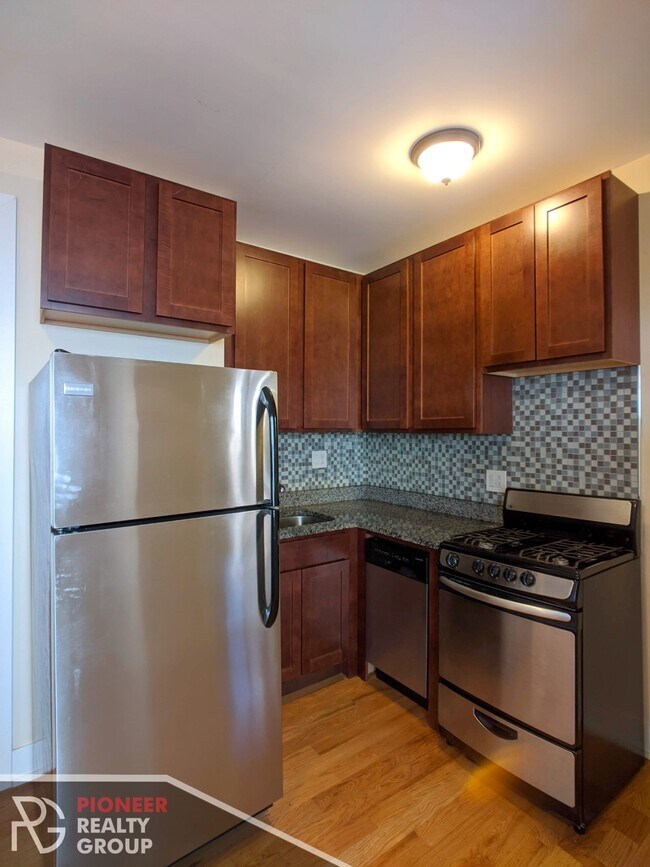 Foto del edificio - 3732 N Pine Grove Ave