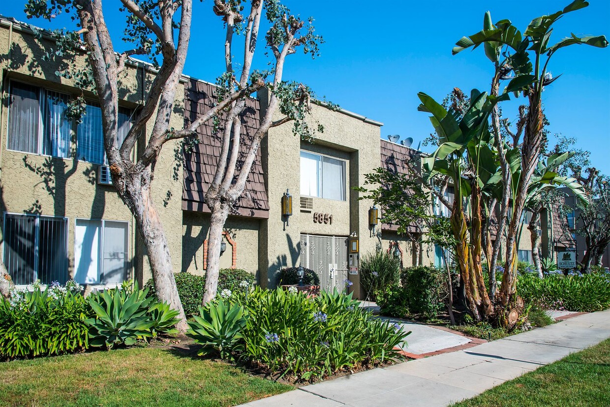 Foto principal - 5851 Hazeltine Ave.