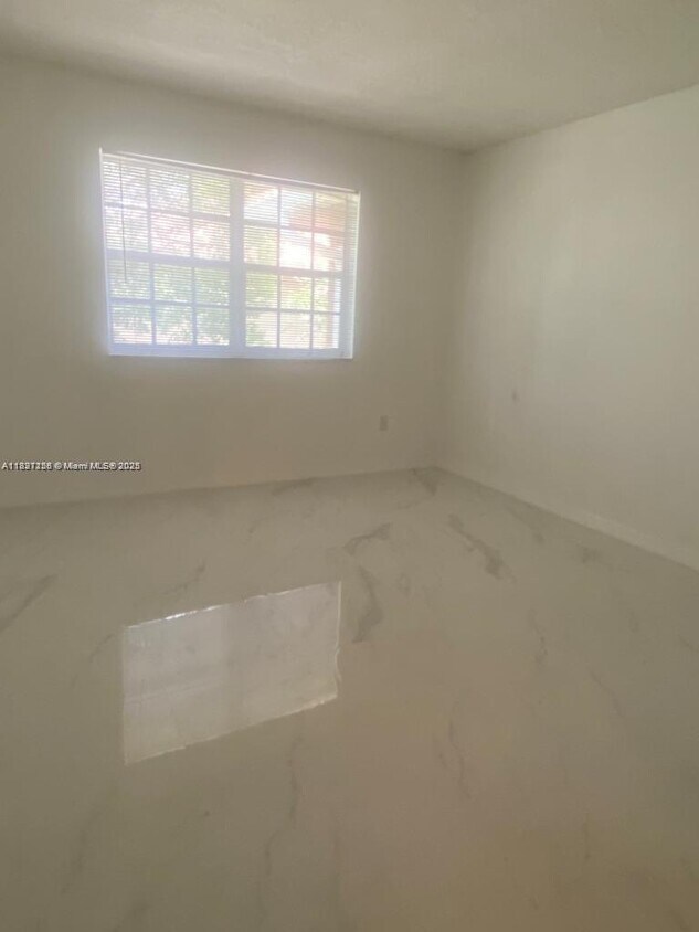 Foto principal - 11701 SW 2nd St
