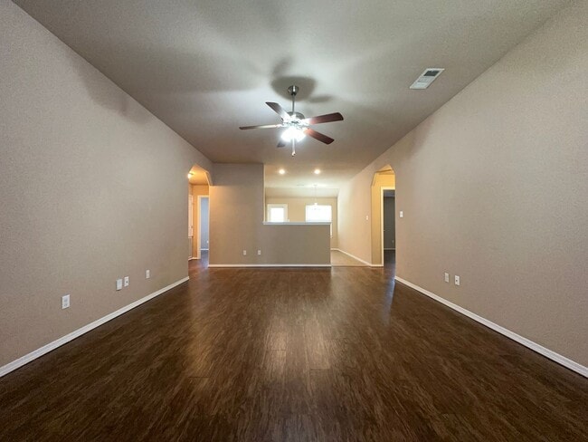Building Photo - Beautiful 4 Bed 2 Bath Home