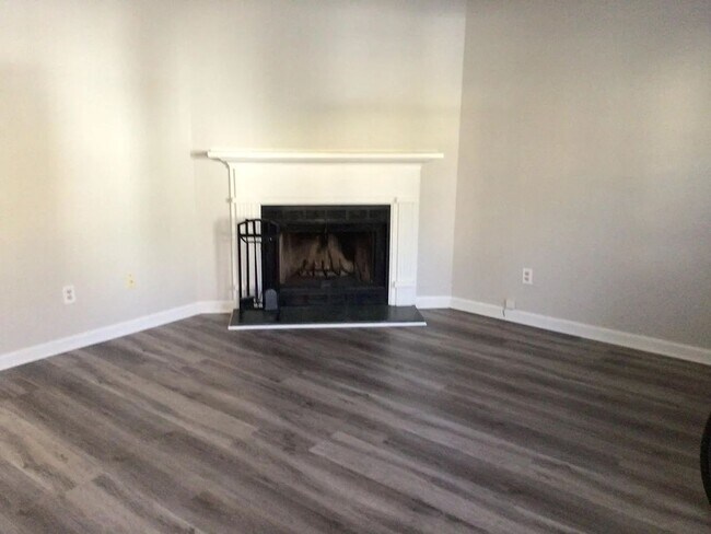 Foto del edificio - Charming 2-Bedroom Townhome in Bent Creek – Available March 10th