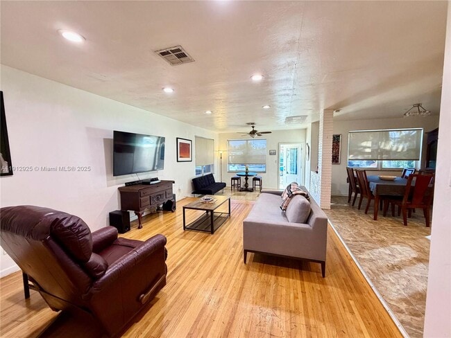 Foto del edificio - 45 SE 14th St