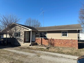 Building Photo - 302 E New Melville Rd