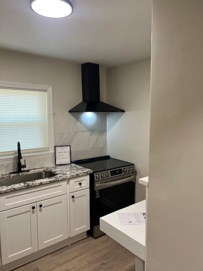 Building Photo - Charming, Fully Renovated 2-Bedroom in West Columbia