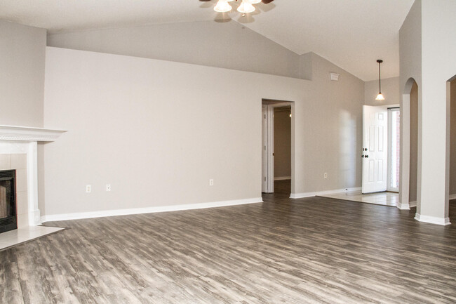 Building Photo - 131 Steeplechase Dr