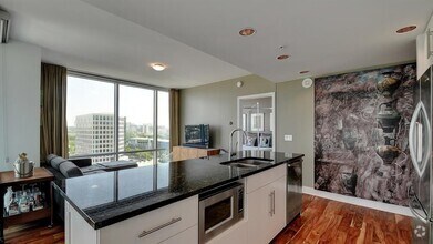 Building Photo - 300 Bowie St