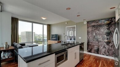 Building Photo - 300 Bowie St