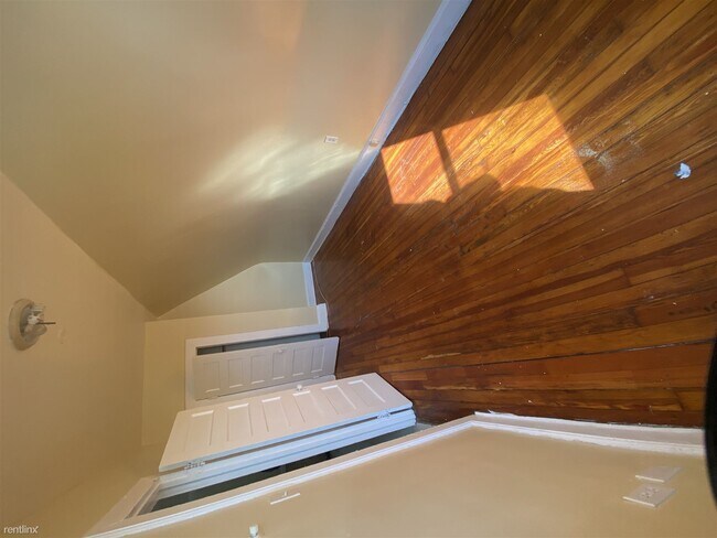 Foto del edificio - 2 br, 1 bath Triplex - 56 Treacy Ave