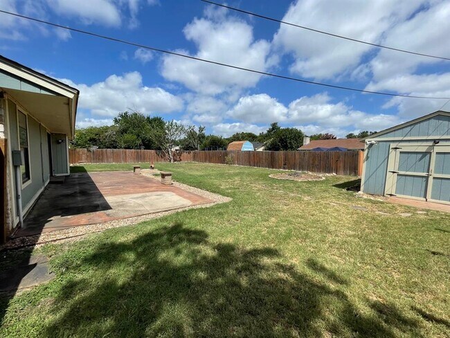 Building Photo - 417 Hernandos Loop