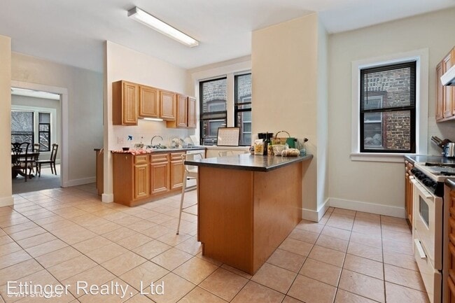 Building Photo - 1347 E Hyde Park Blvd