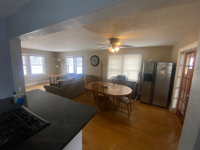 Dining Room - 1014 Broadway St N