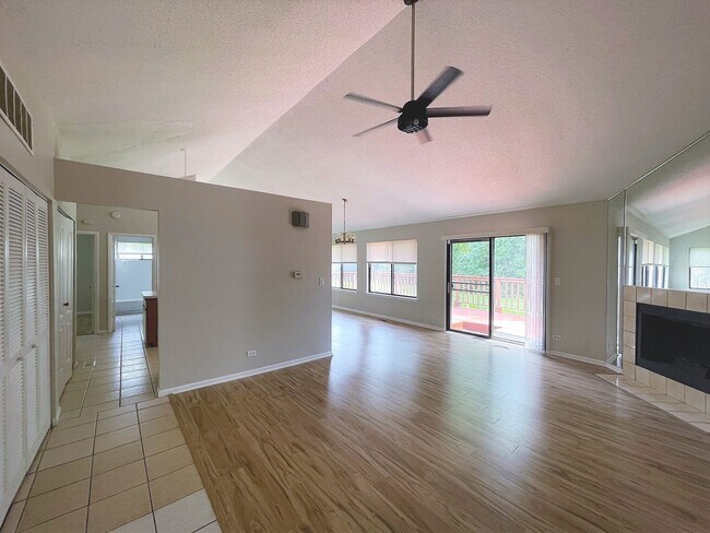 Foto del edificio - 3064 Long Grove Ln