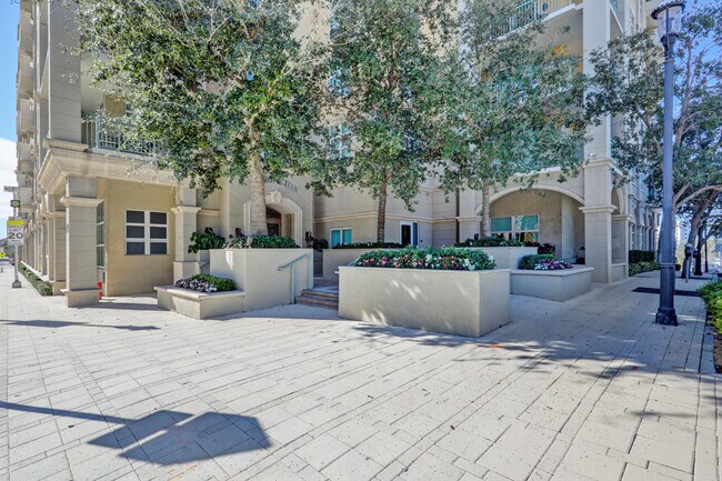 Building Photo - 403 S Sapodilla Ave