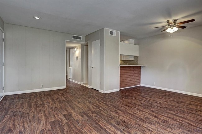 Building Photo - 513 S Post Oak Ln