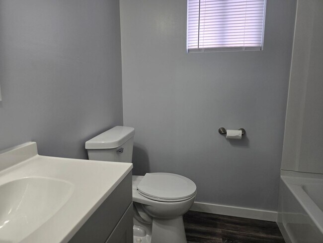 Foto del edificio - Beautifully Updated 2 bedroom 1 bathroom 776 sq ft home