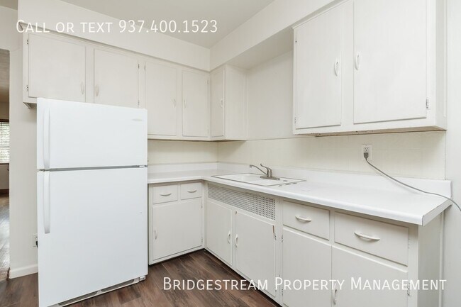 Building Photo - Upper-Level 1 Bedroom, 1 Bath Unit with De...