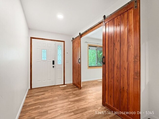 Foto del edificio - 5345/5347 Wedgewood Dr-5345