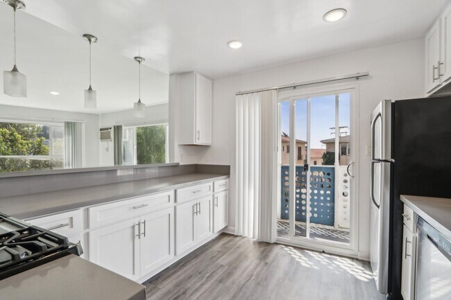Interior Photo - 616 North Sweetzer Avenue